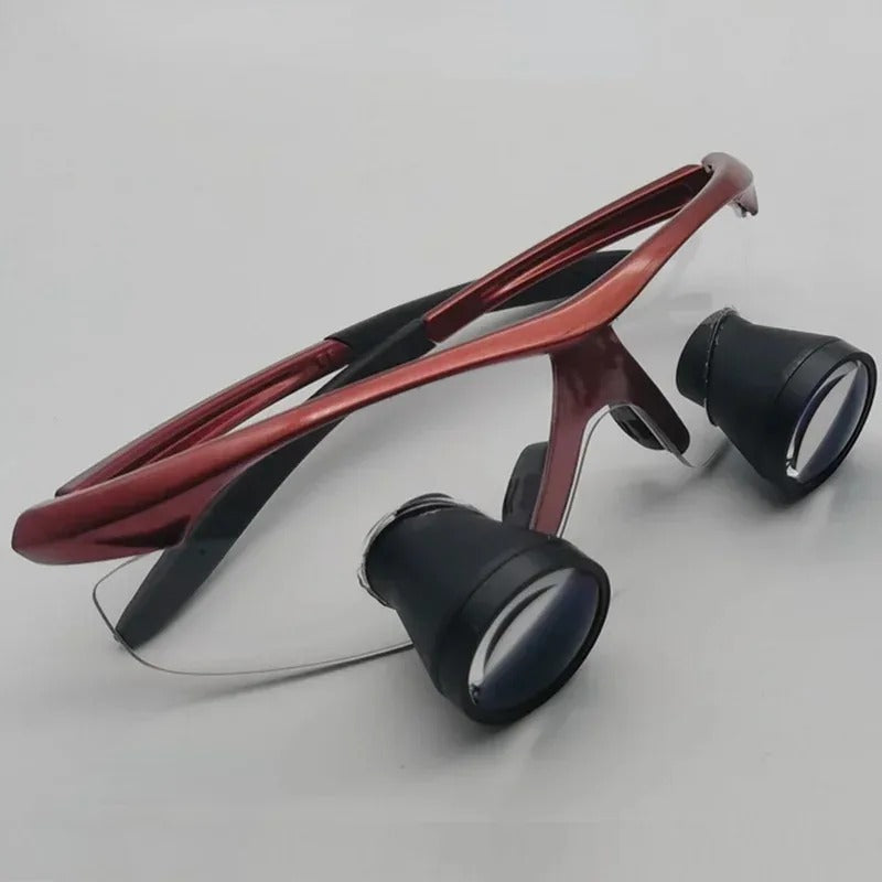 Lupas TTL personalizadas: telescópios perfeitamente alinhados com seus olhos para uma visão clara e sem distorções
Materiais de alta qualidade
Design ergonômico e peso ultraleve para máximo conforto durante longos procedimentos
